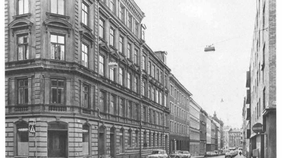 Vegagatan norrut med kv Karlavagnens många 1880-talsfasader t v.